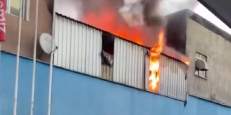 Sultangazi'de oto tamirhanesinde yangın