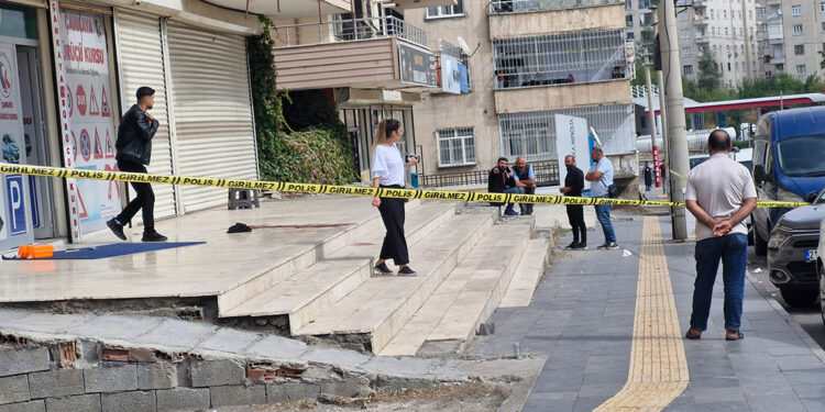 Sürücü kursunda akrabalar arasında bıçaklı kavga: 1'ağır, 6 yaralı
