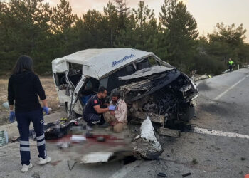 Karaman'da tarım işçilerini taşıyan minibüs devrildi