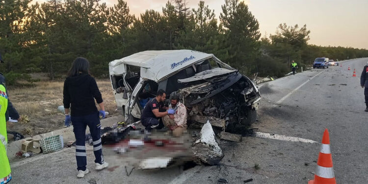 Karaman'da tarım işçilerini taşıyan minibüs devrildi