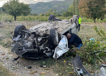 Tarlaya uçan otomobildeki kadın öldü, 7 aylık oğlu yaralandı