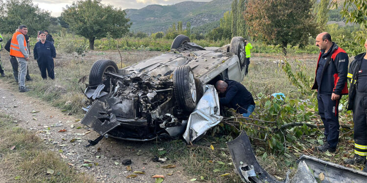 Tarlaya uçan otomobildeki kadın öldü, 7 aylık oğlu yaralandı