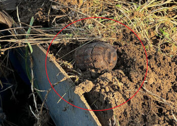 Çiftçinin traktörünün pulluğuna el bombası takıldı