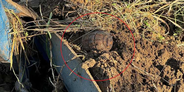 Çiftçinin traktörünün pulluğuna el bombası takıldı