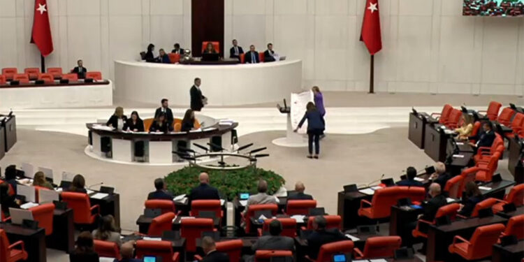 Semra Dinçer kürsüye kefenle çıktı