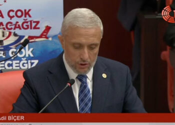 TBMM'de 'Daha çok çalışacağız, daha çok üreteceğiz' pankartı