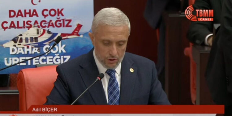 TBMM'de 'Daha çok çalışacağız, daha çok üreteceğiz' pankartı