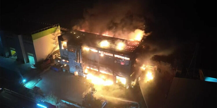 Tekirdağ'da kozmetik fabrikasında yangın