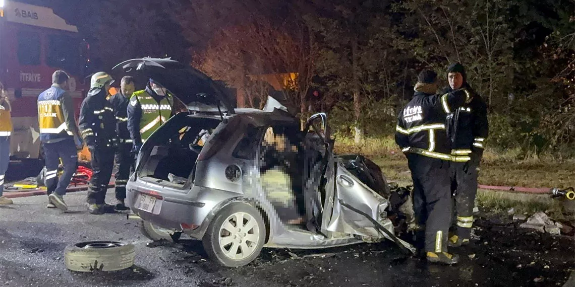 Tekirdağ'da iş makinesine çarpan otomobil alev aldı, iş makinesine çarptıktan sonra alev alan otomobildeki 5 kişi hayatını kaybetti.