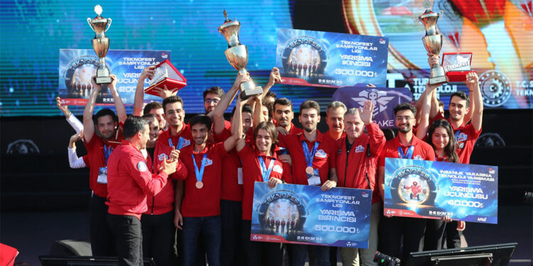 TEKNOFEST Şampiyonlar Ligi'nde şampiyonlar ödüllerini aldı