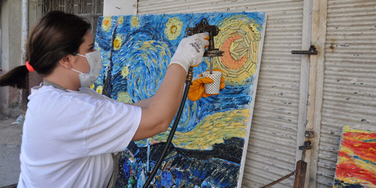 Atık malzemelerle ünlü ressamların tablolarını yapıyor