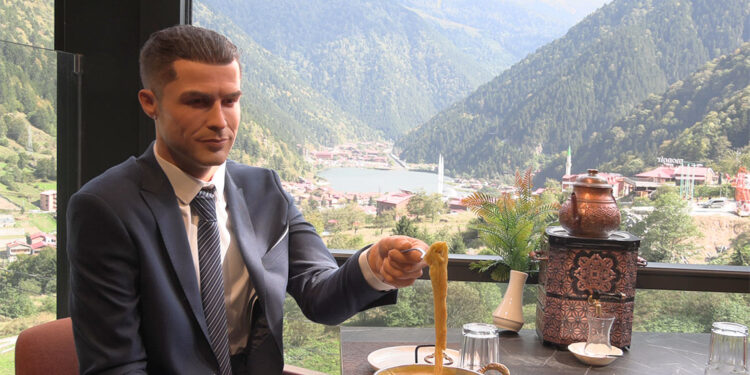 Uzungöl'de Ronaldo'nun bal mumu heykeli yapıldı