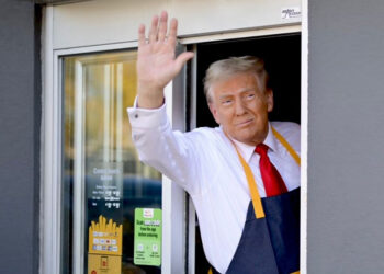 Donald Trump fast food restoranında patates kızarttı