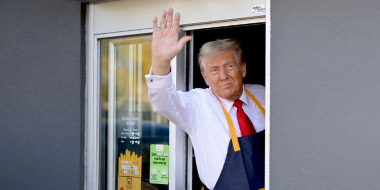Donald Trump fast food restoranında patates kızarttı