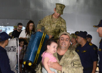 Türk vatandaşlarını taşıyan TCG Bayraktar, Mersin Limanı'na ulaştı