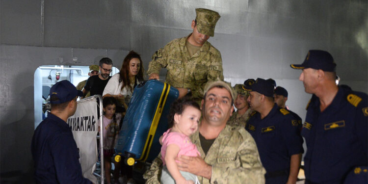 Türk vatandaşlarını taşıyan TCG Bayraktar, Mersin Limanı'na ulaştı