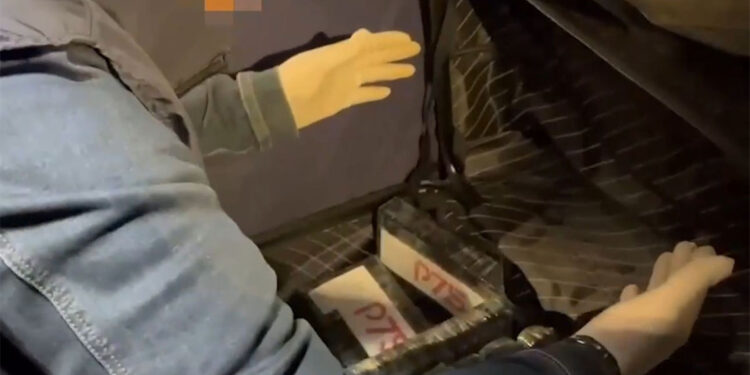 Türkiye'ye giriş yapan TIR'ın sürücü kabininde 12 kilo kokain ele geçirildi