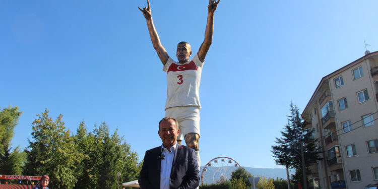 Tanju Özcan, Bolu'ya Merih Demiral'ın heykelini yaptırdı
