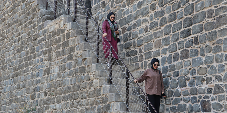 Tarihi surlarda düşme vakalarının önlenmesi için korkuluk yapıldı