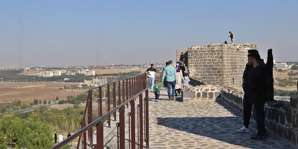 Tarihi surlarda düşme vakalarının önlenmesi için korkuluk yapıldı