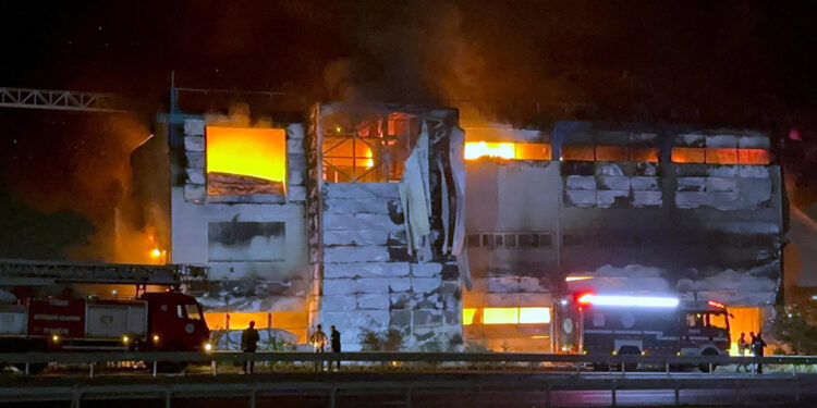 Tekirdağ'da çıkan yangında, fabrika kullanılamaz hale geldi
