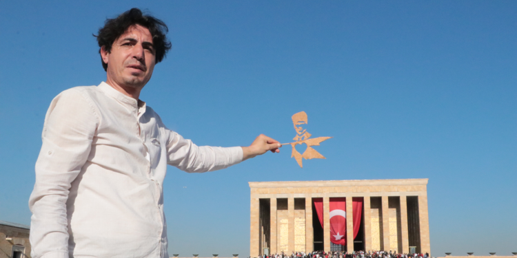 Temizlik işçisinden 29 Ekim sergisi