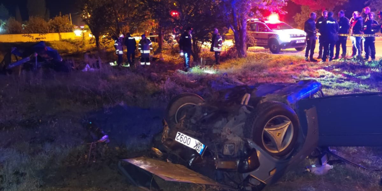 Tokat'ta otomobil ağaca çarptı; 2 ölü, 1 yaralı