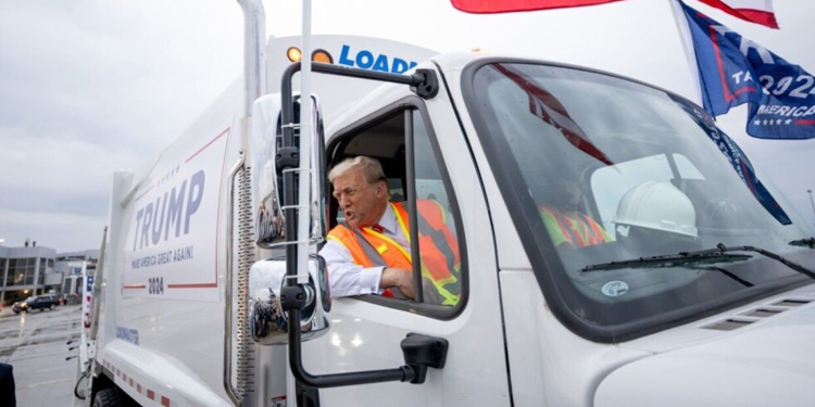 Trump çöp kamyonunda poz verdi