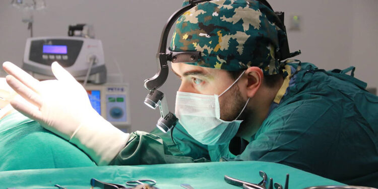Türk doktor, tek ameliyatta 11 farklı estetik işlemi bir arada yaptı