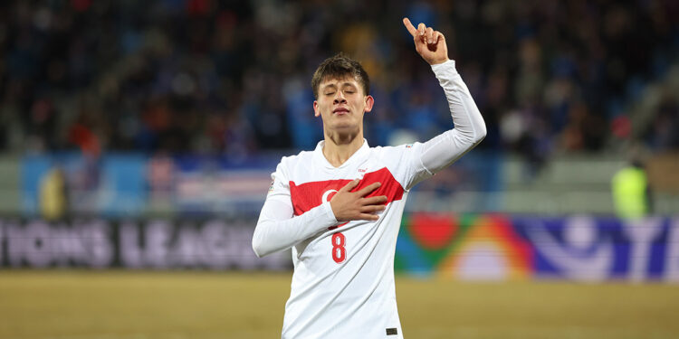 Türkiye İzlanda'yı deplasmanda devirdi, İspanya Arda'yı konuştu