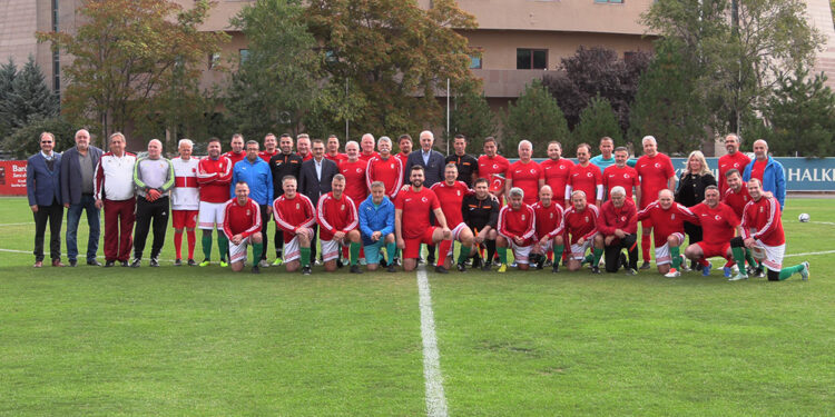 Türkiye ile Macaristan parlamentoları arasında dostluk maçı