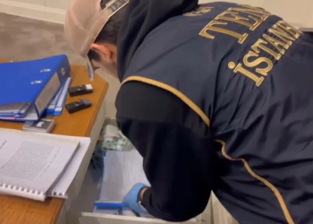 Tutuklanan Ahmet Özer'in evinde yapılan arama kamerada