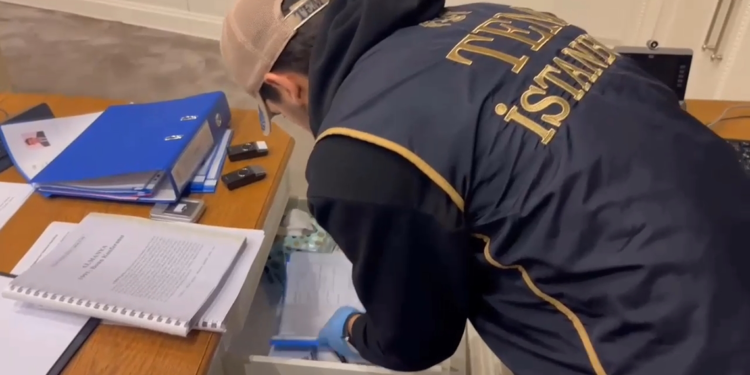 Tutuklanan Ahmet Özer'in evinde yapılan arama kamerada