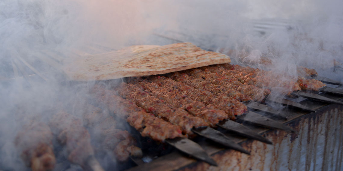 'Kökleriyle Adana' temasıyla düzenlenen ve 4 gün süren 8'inci Uluslararası Adana Lezzet Festivali'ni 800 bin kişi ziyaret etti.