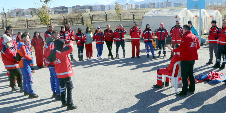 UMKE'nin eksi 8 derecede zorlu 'Temel Modül Eğitimi'