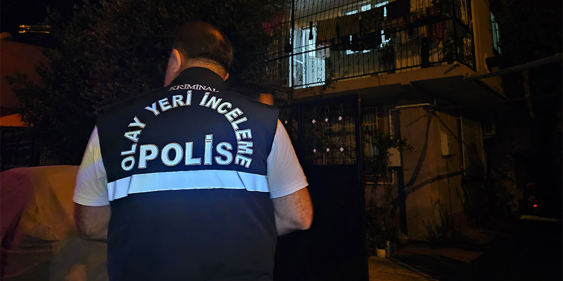 Adana'da, S.A. (26) yatağında uykudaki annesi Mintaha Aydın (61), babası İlyas Aydın (63) ve anneannesi Ülfet Köse'yi (80) tabancayla başından vurdu.