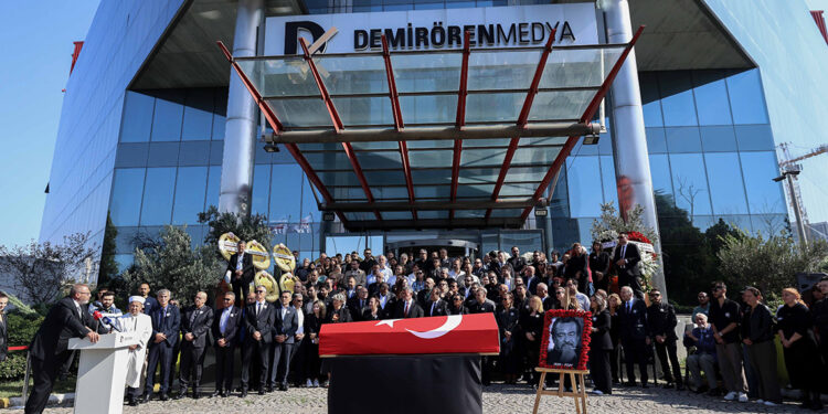 Usta gazeteci Güneri Cıvaoğlu'na veda töreni yapıldı