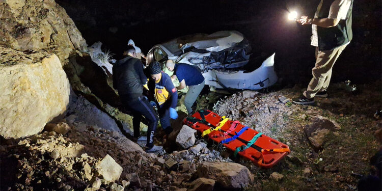 Virajda kontrolden çıkan otomobil yol kenarına yuvarlandı: 2 yaralı