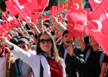 Van'da 500 kişilik öğrenci korosu Cumhuriyet şarkılarını söyledi