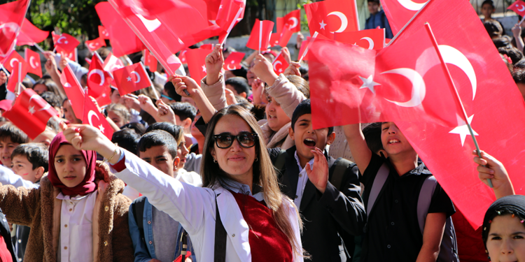 Van'da 500 kişilik öğrenci korosu Cumhuriyet şarkılarını söyledi