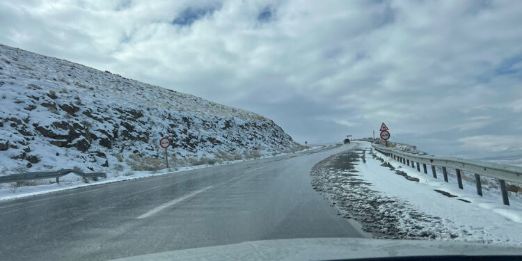 Van'da Güzeldere Geçidi'nde kar yağışı etkili oldu