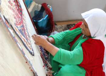 Vanlı kadınlar, 100'den fazla desenli kilimleri ilmek ilmek dokuyor