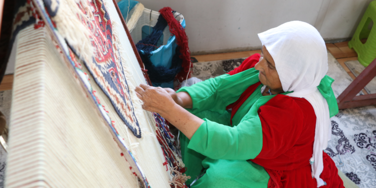 Vanlı kadınlar, 100'den fazla desenli kilimleri ilmek ilmek dokuyor