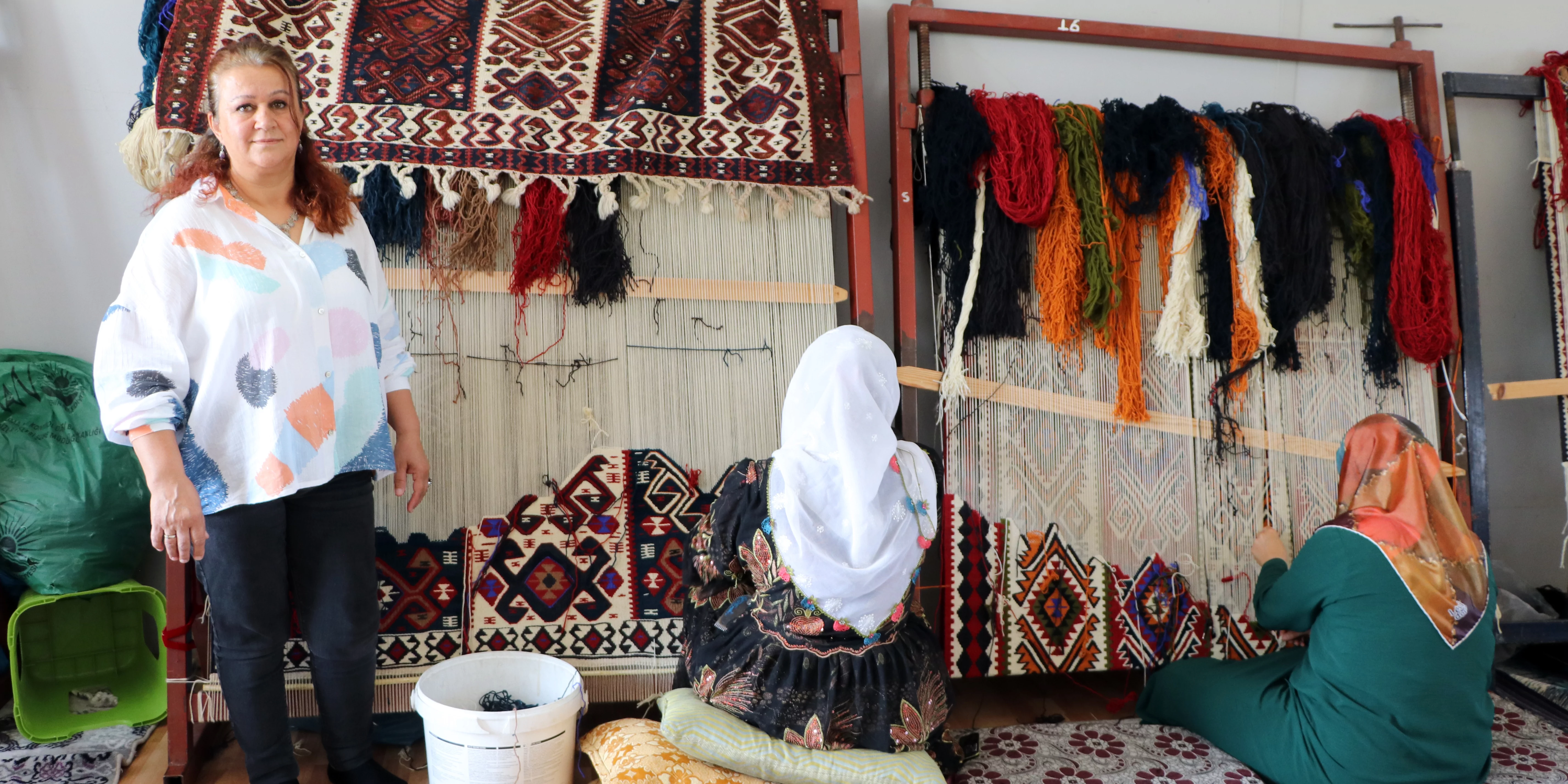 Vanlı kadınlar, 100'den fazla desenli kilimleri ilmek ilmek dokuyor