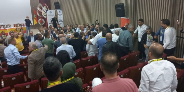 Yeni Malatyaspor kongresinde delegeler arasında yumruklu kavga