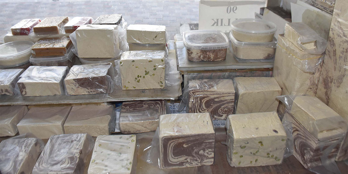 67 yıldır helvacılık yapan İhsan Helvacı, "Yeni nesil helvayı tahini pekmezi bilmiyor. Daha çok yaşı, 30-45 arasında olanlar helva almaya geliyorlar. Bütün derdim yeni nesil" dedi.