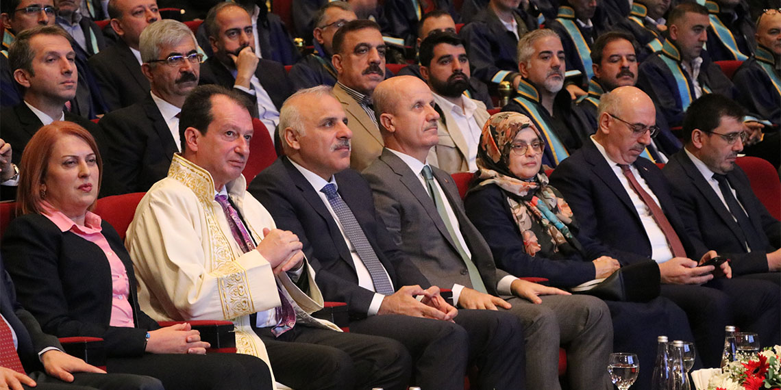 Yükseköğretim Kurulu (YÖK) Başkanı Prof. Dr. Erol Özvar, “2024 yılında ülkemizdeki uluslararası öğrenci sayısı artmaya devam etmiş ve şu anda yaklaşık 340 bine ulaşmıştır. Önümüzdeki ilk hedef bu sayıyı 500 bine çıkarmaktır” dedi.