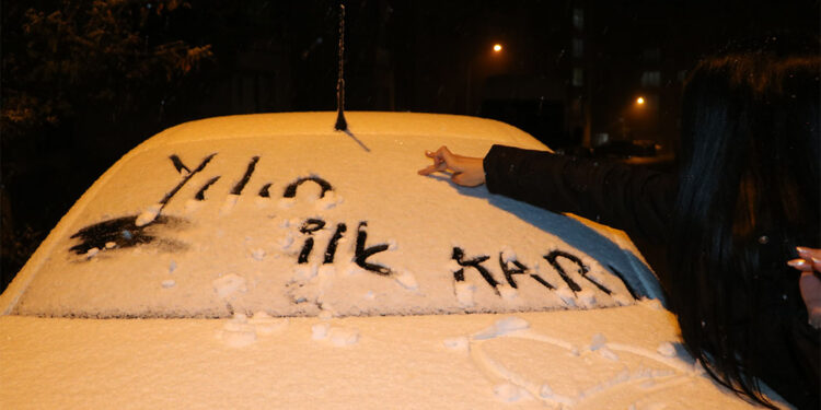 Yüksekova'ya mevsimin ilk karı yağdı