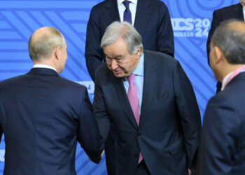 Guterres bir katille el sıkıştı