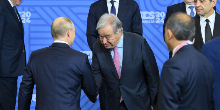 Guterres bir katille el sıkıştı